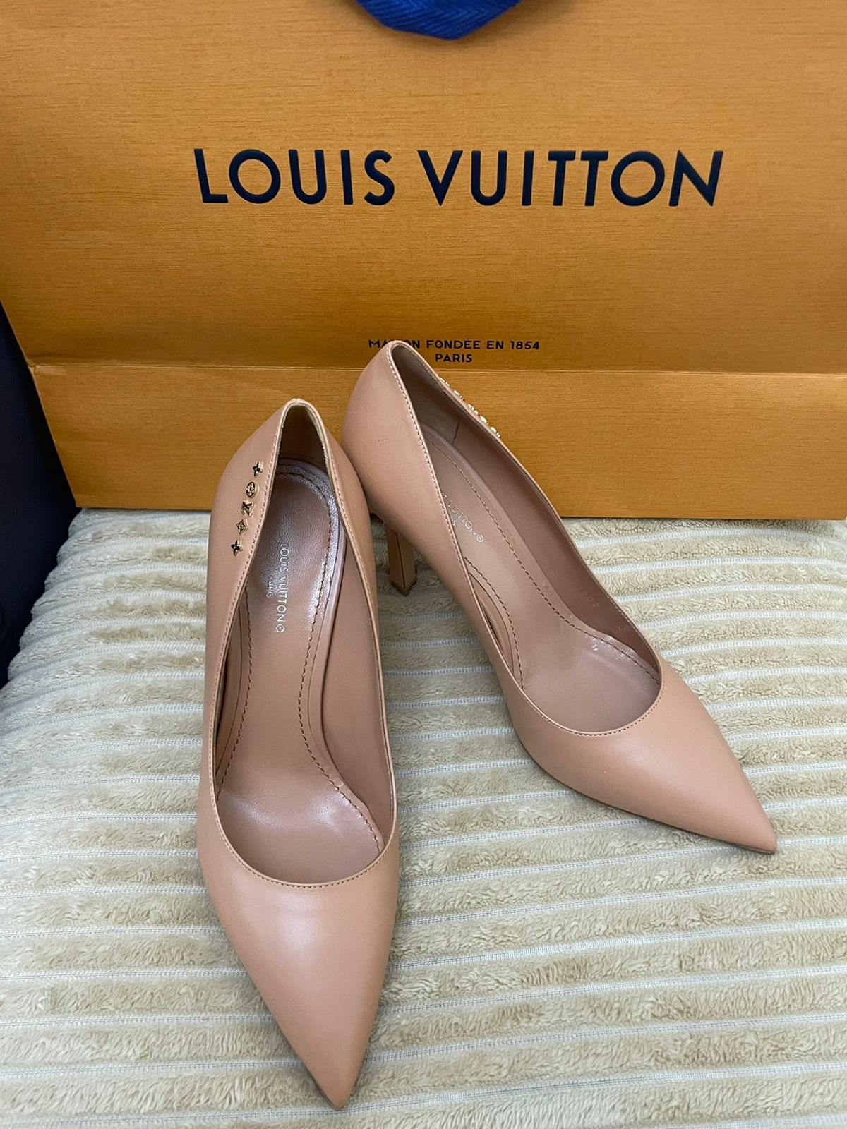 Louis Vuitton Signature Pumps – Nude Pink 37