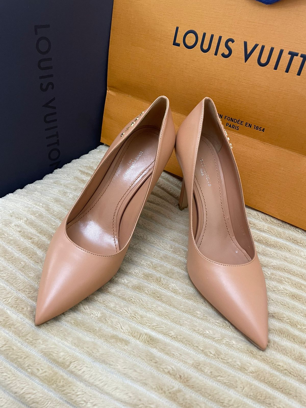 Louis Vuitton Signature Pumps – Nude Pink 37