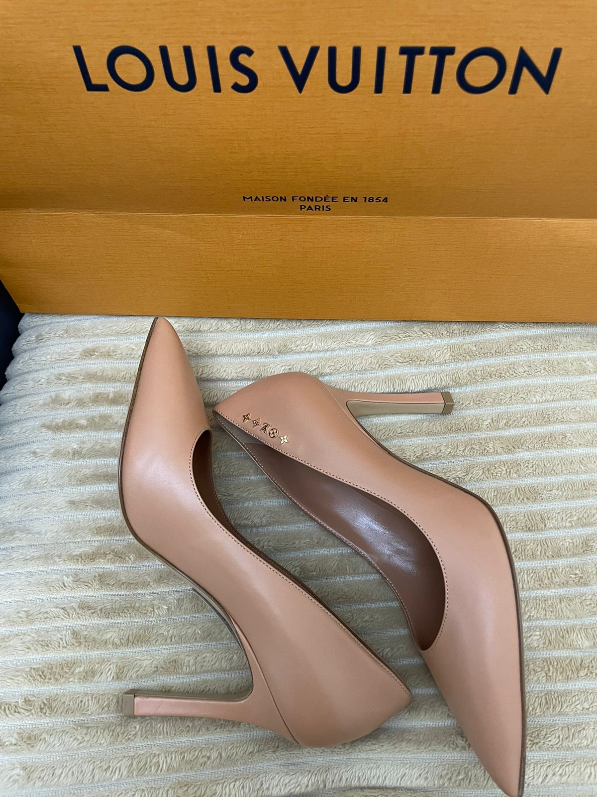 Louis Vuitton Signature Pumps – Nude Pink 37